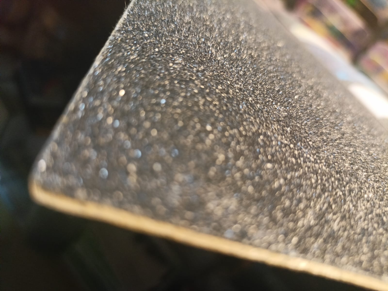 This grip tape comprises a solvent-based adhesive