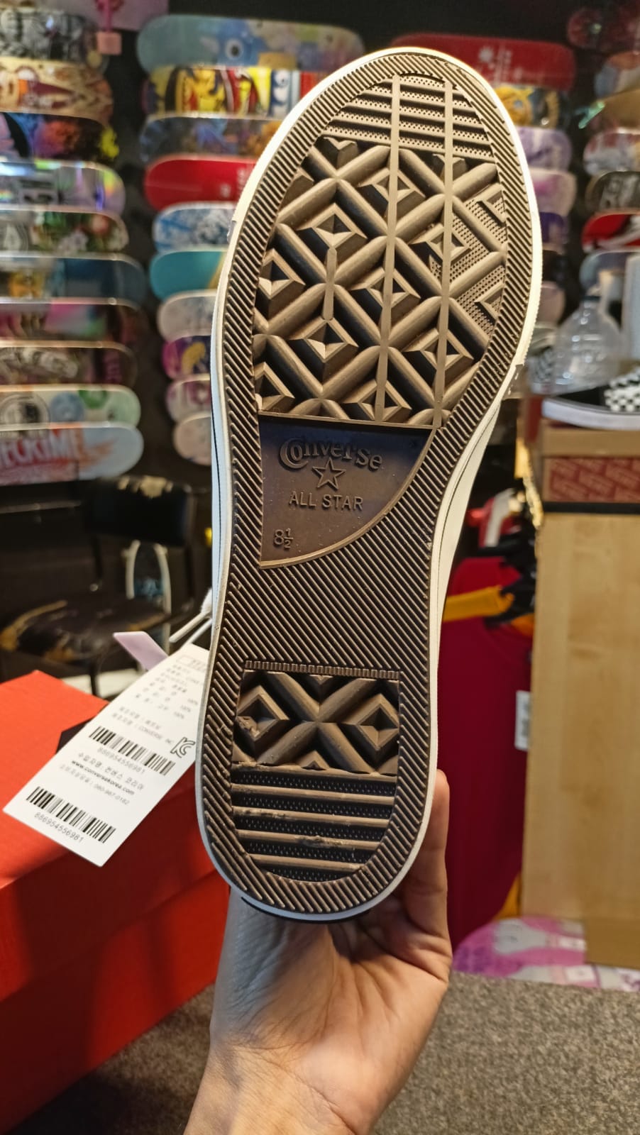 Outsole: The outsole is made of rubber, and the shoe has a thick outsole.