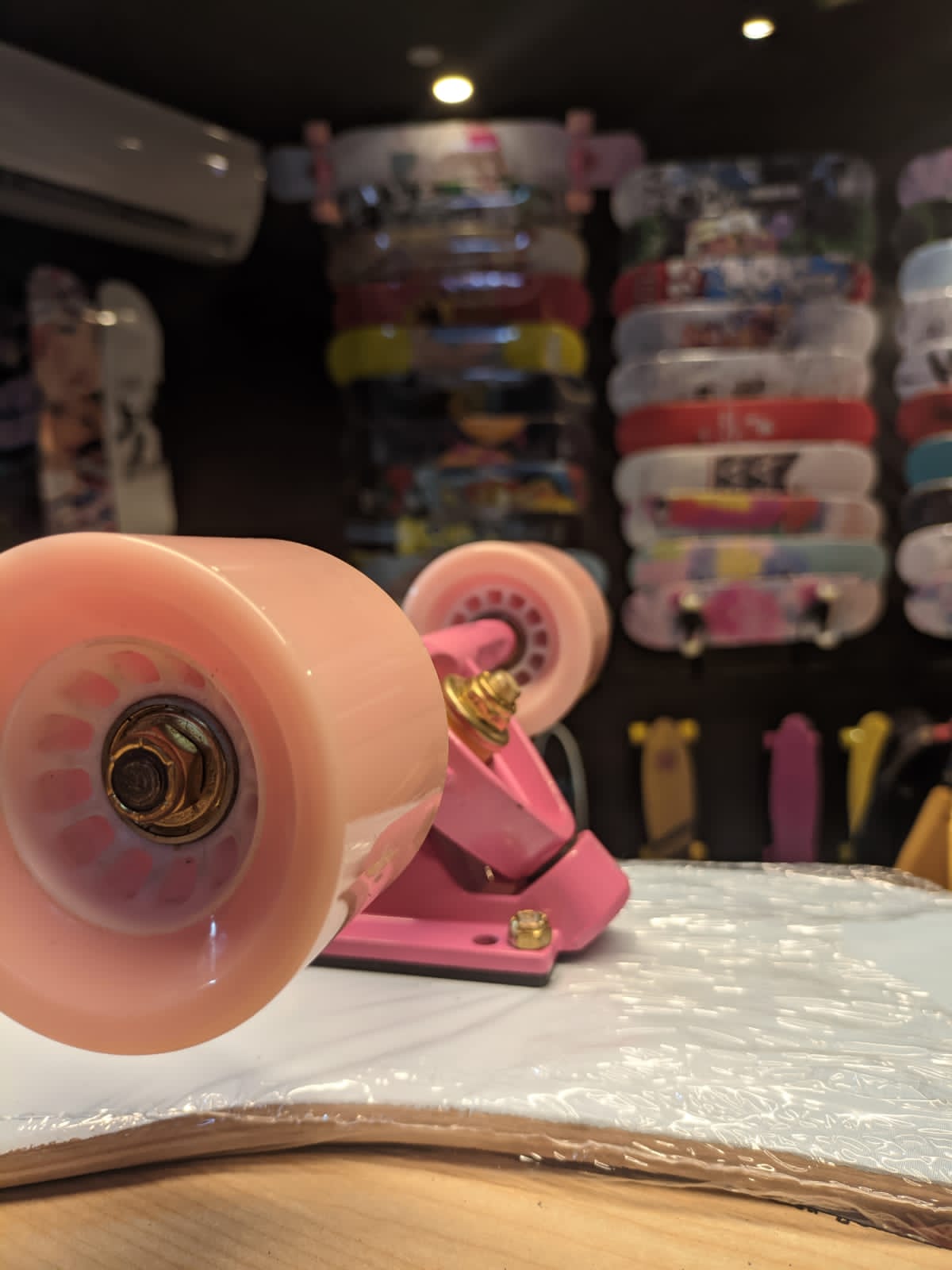 The 50mm PU 78A wheels deliver a buttery-smooth ride, while the ABEC-9 precision bearings ensure that the board rolls effortlessly.