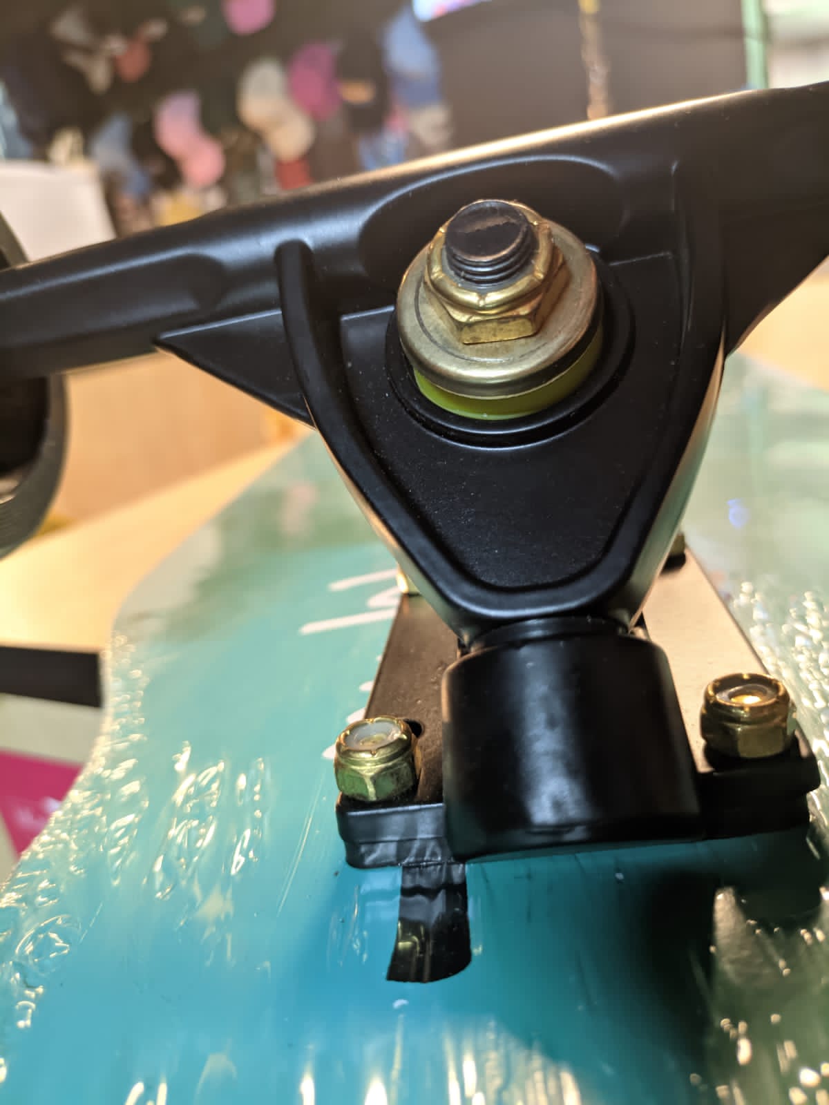 What are some key features to look for in a longboard for freeride riding?